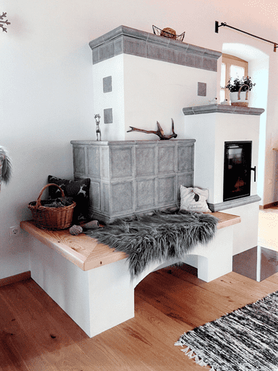 zu sehen ist ein Kachelofen im Landhausstil